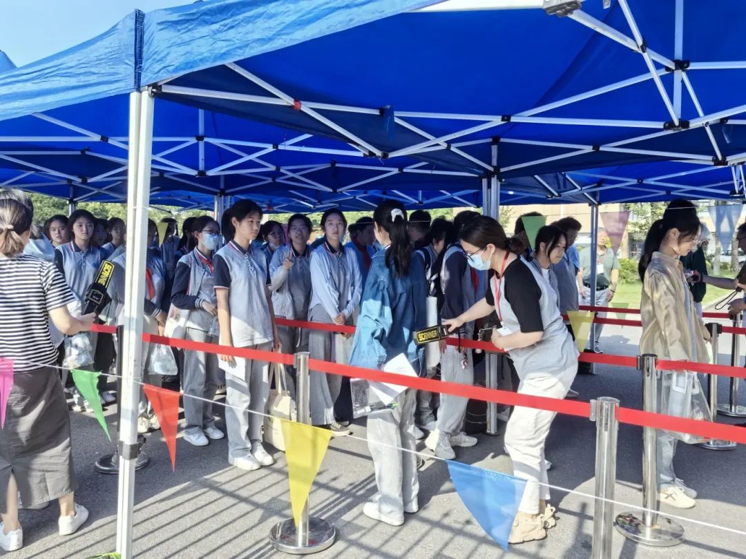 今年青浦区共设毓秀学校,青浦一中,尚美中学,实验中学东校区,实验中学