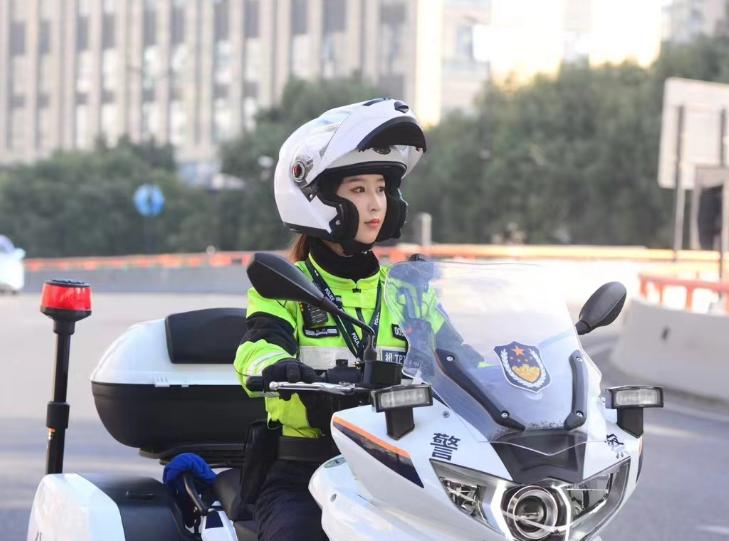 高架上,95后女骑警瞬间飞奔!半分钟后,现场传来大吼声