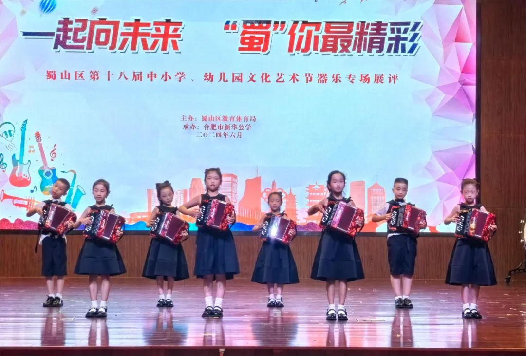 展评现场,琴声悠扬,鼓点铿锵,学生们尽展"小小演奏家"风采,专注的表演