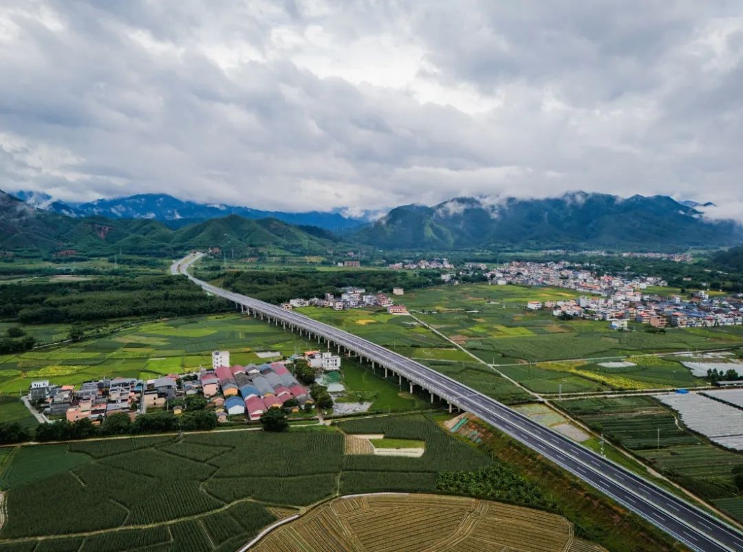 陈志清表示,武深高速公路始兴联络线作为广东北向出省通道的重要组成