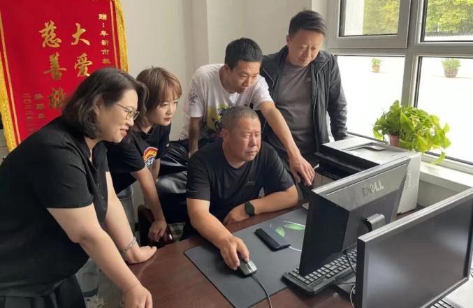 市救助管理站二十八名工作人员每年奔跑一万公里——用真情守护没有血缘的“家人”