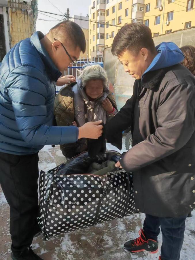 市救助管理站二十八名工作人员每年奔跑一万公里——用真情守护没有血缘的“家人”