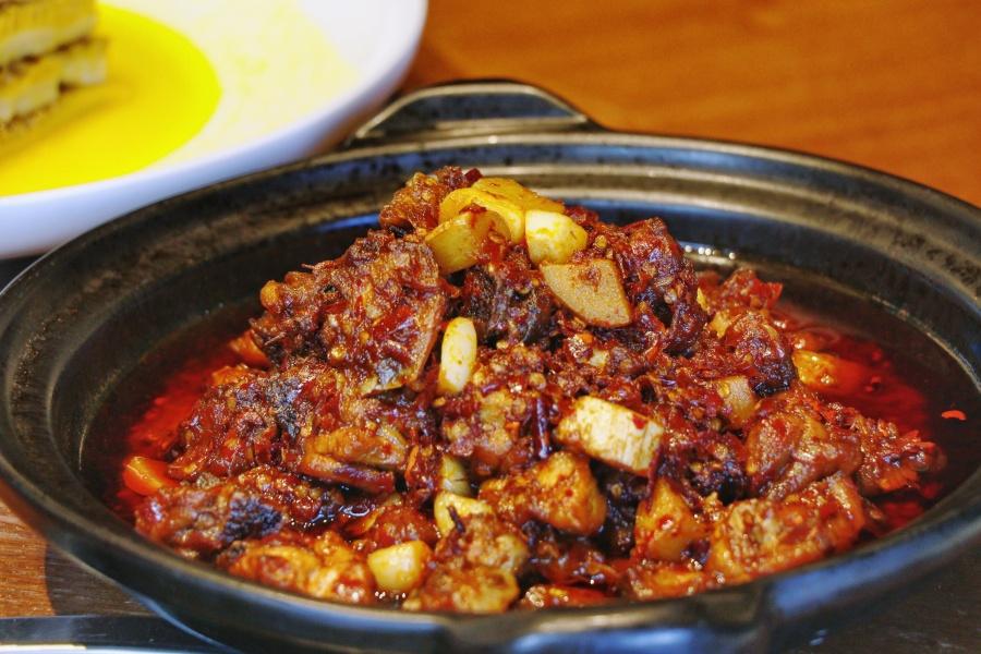 据说,辣子鸡最早是收录在川菜菜谱中,当时的名字叫做"贵州鸡",后来才