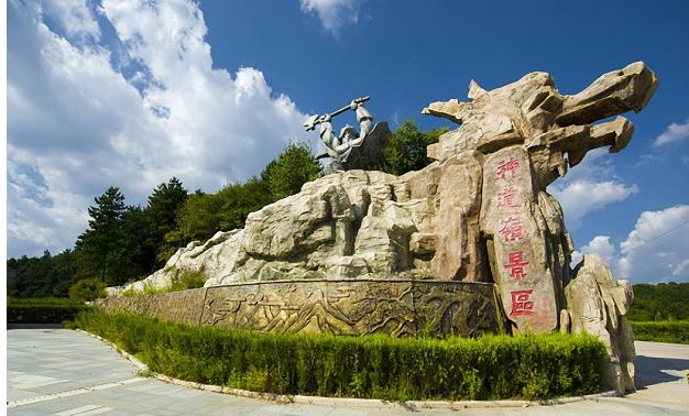 问:生态文化旅游作为黄龙县"一县一策"首位产业,近年来取得了显著的