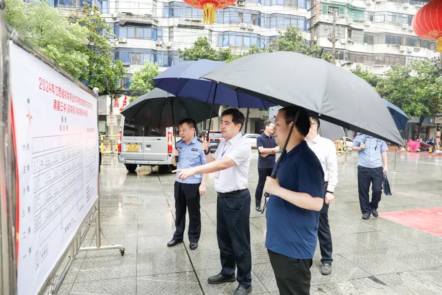胡俊峰调研督导南昌市2024年初中学业水平考试东湖考点服务保障工作