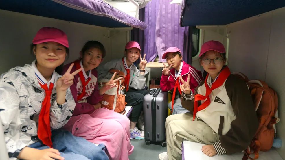 这些中小学生,第一次"开火车"!