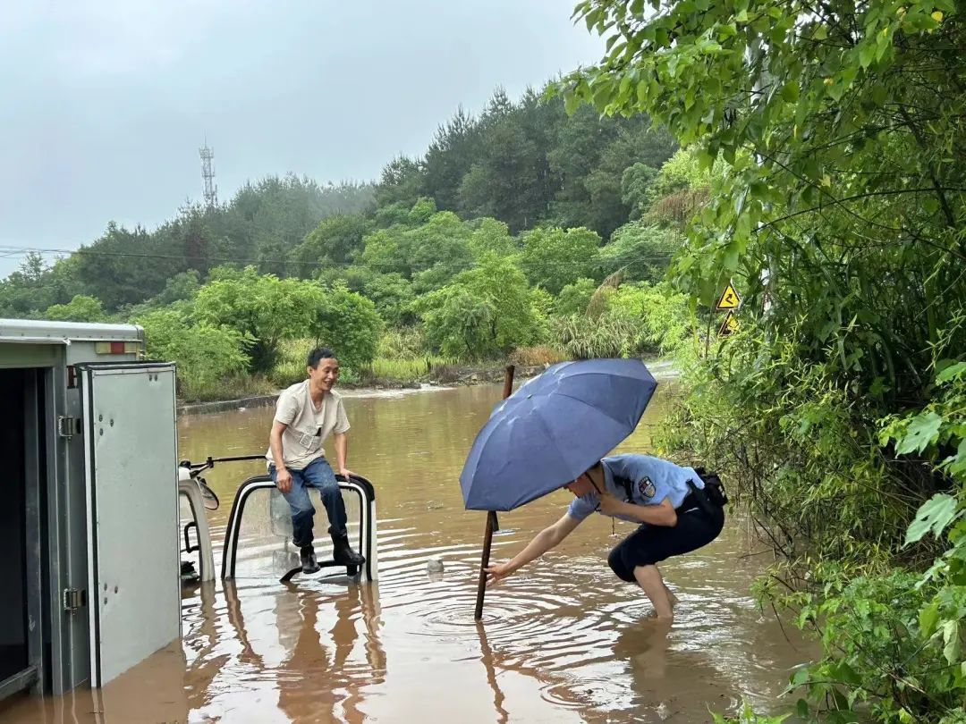 6月20日上午,受暴雨影响,休宁县榆村乡太塘村水势上涨迅猛,部分农户