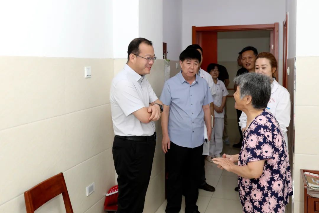 【新闻速递】县委书记毕汝卫带队到县中医医院调研