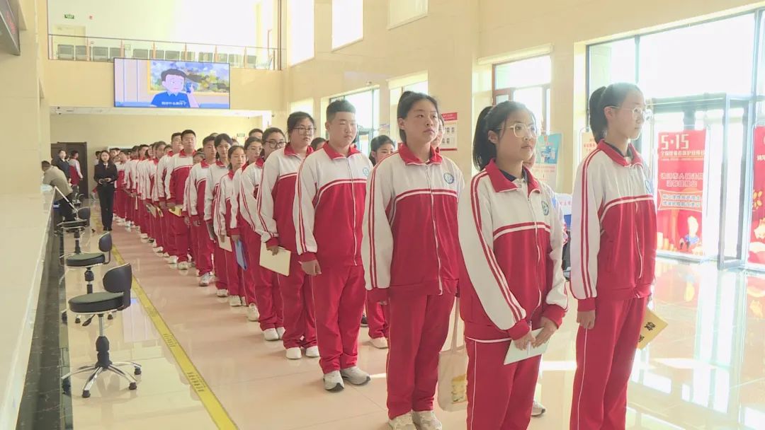 市第三中学走进市人民法院开展研学活动