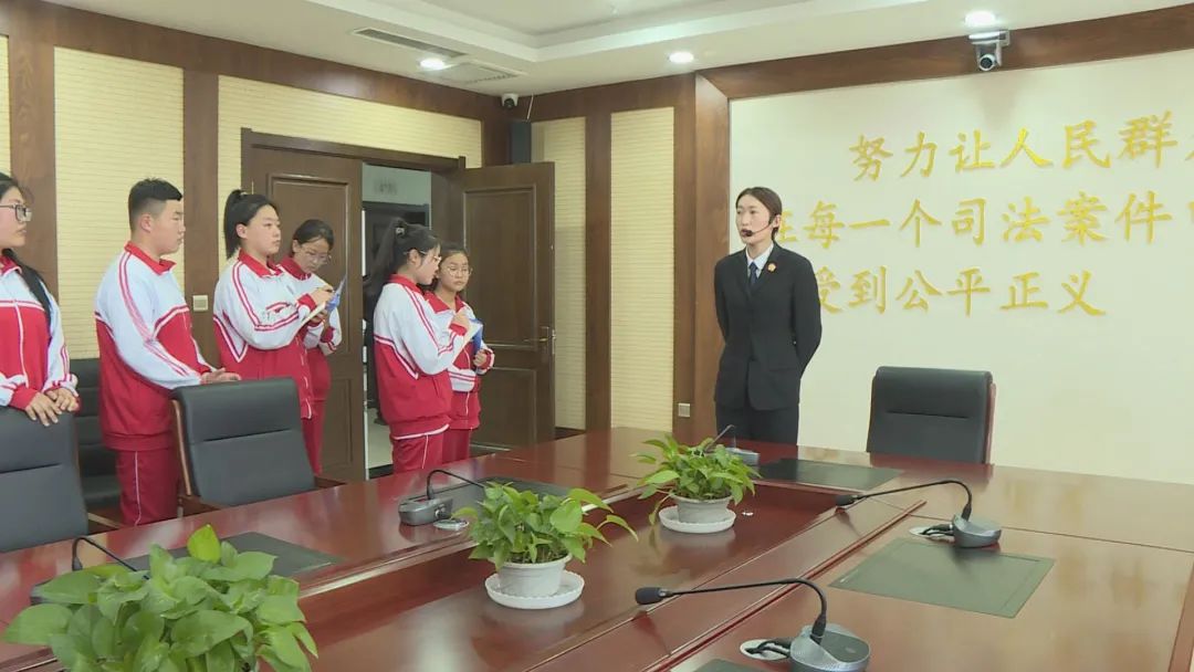 市第三中学走进市人民法院开展研学活动