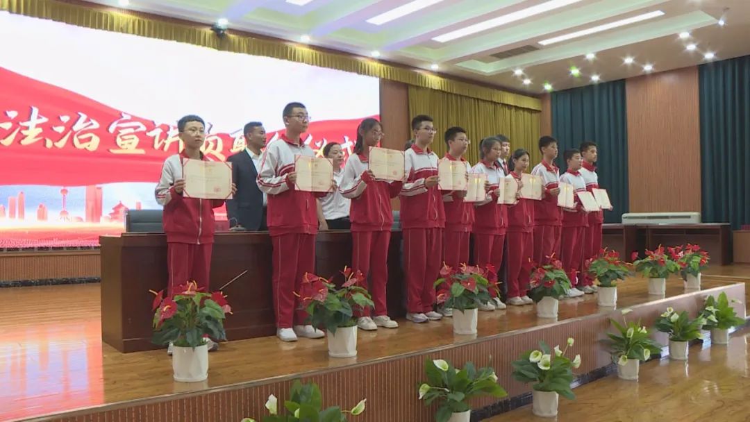 市第三中学走进市人民法院开展研学活动