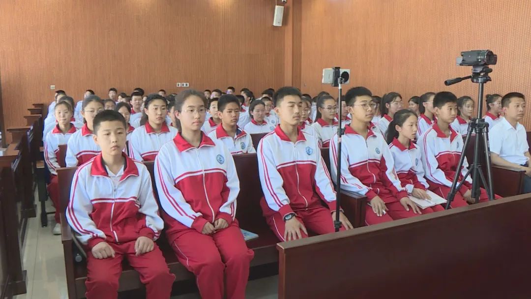 市第三中学走进市人民法院开展研学活动
