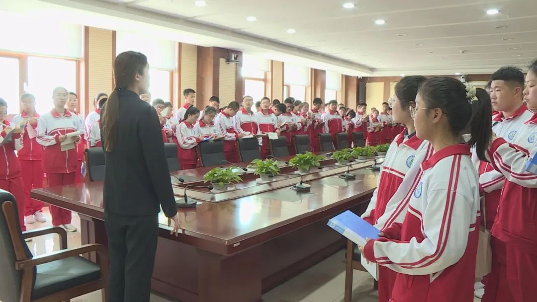 市第三中学走进市人民法院开展研学活动