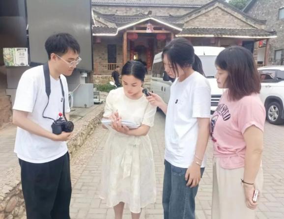 湖北大学师生将环境设计课开在麻城茯苓窝