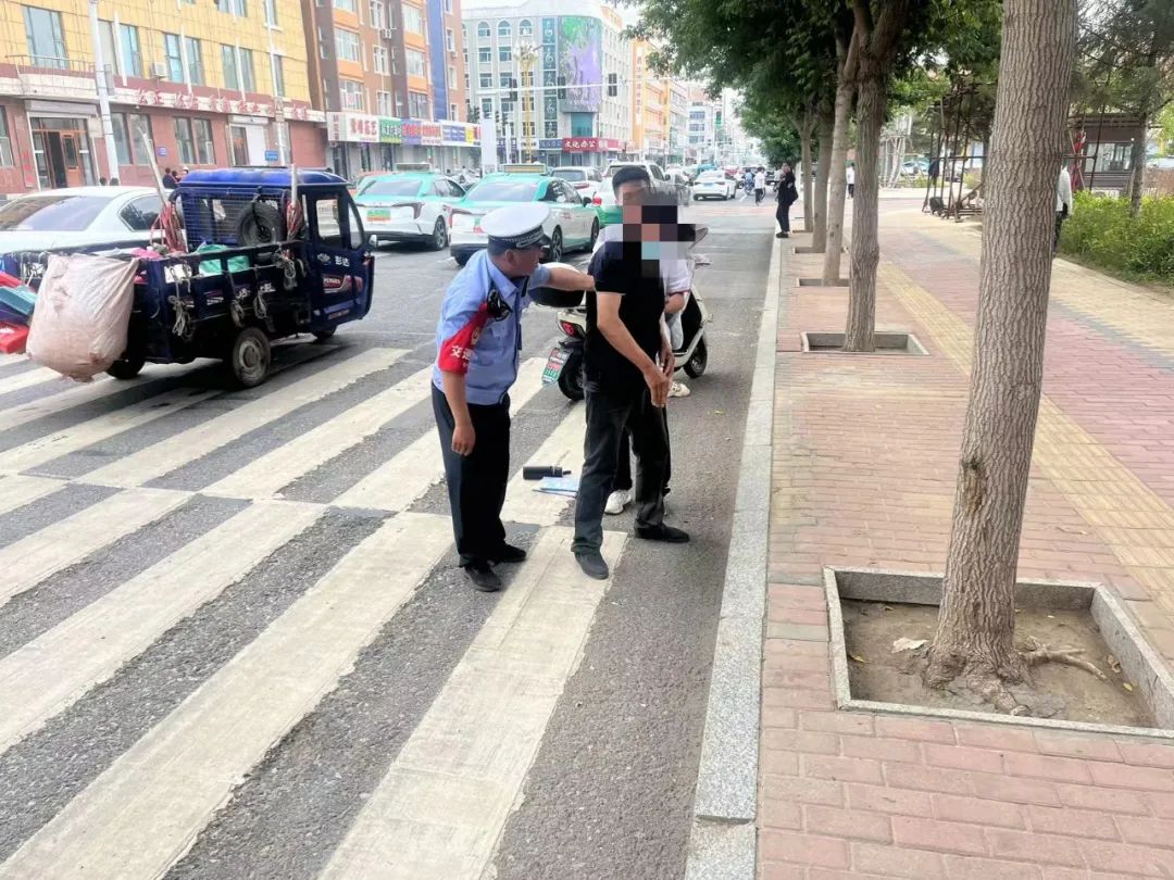 七旬老人不慎摔倒路边，民警暖心救助送其回家