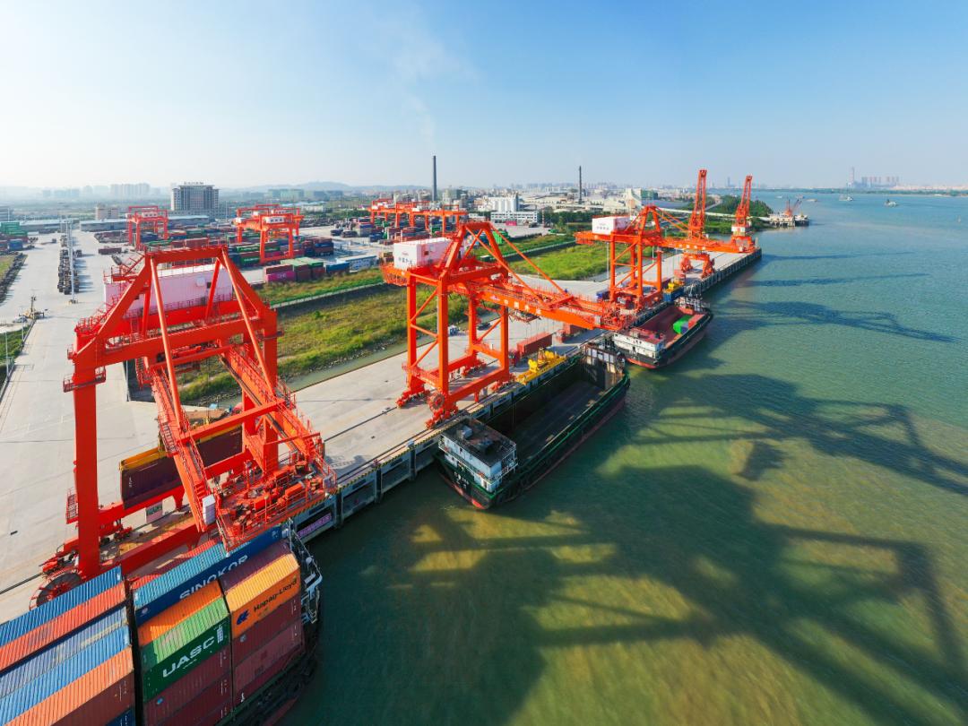 同时,江门高新港积极对接大湾区枢纽港口,与广州南沙港,深圳蛇口港