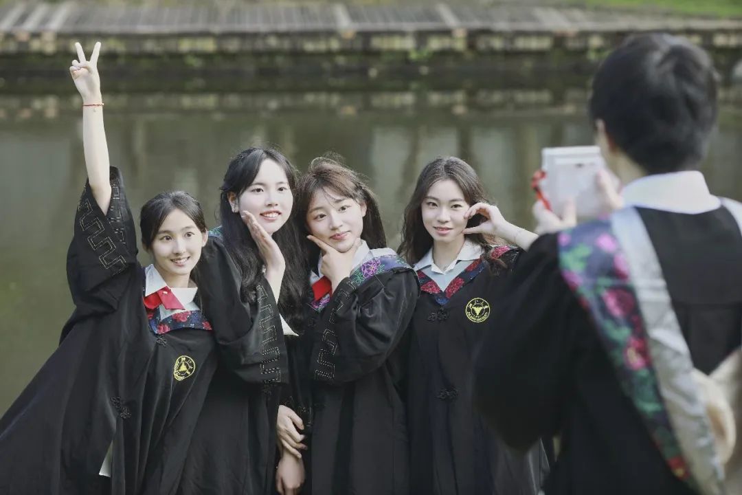 向未来比心!亲爱的同学们,定格2024届本科生毕业典礼中最美的你