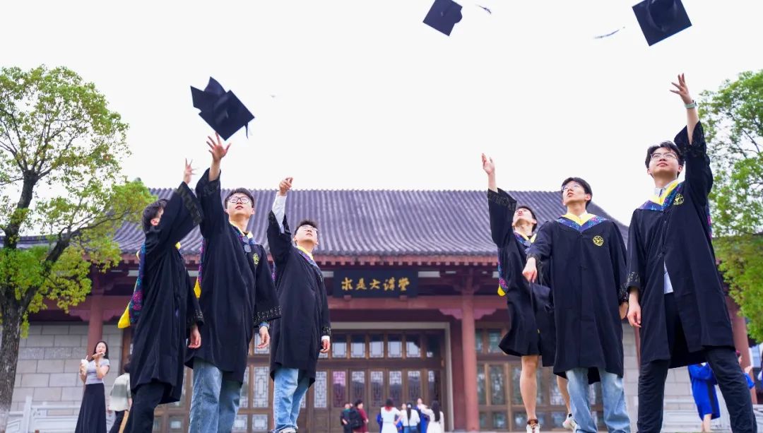 向未来比心!亲爱的同学们,定格2024届本科生毕业典礼中最美的你