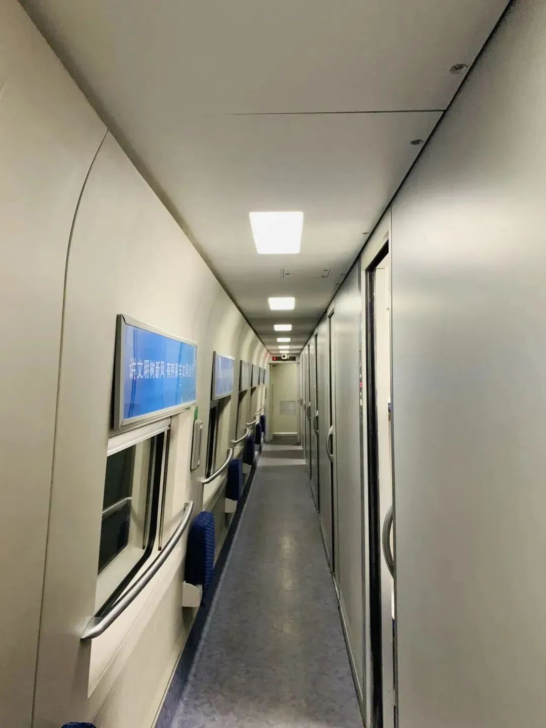 "列车采用目前内地高铁动卧主型动车组,有16节车厢,每列车过境席位增