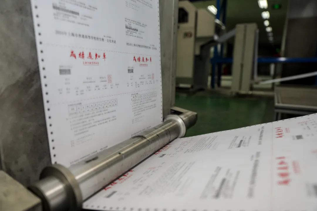 制作处理中心,上海邮政以考生寄达地址格口码为基准,将数据分类处理。2台高速打印机以每小时2万件速度的