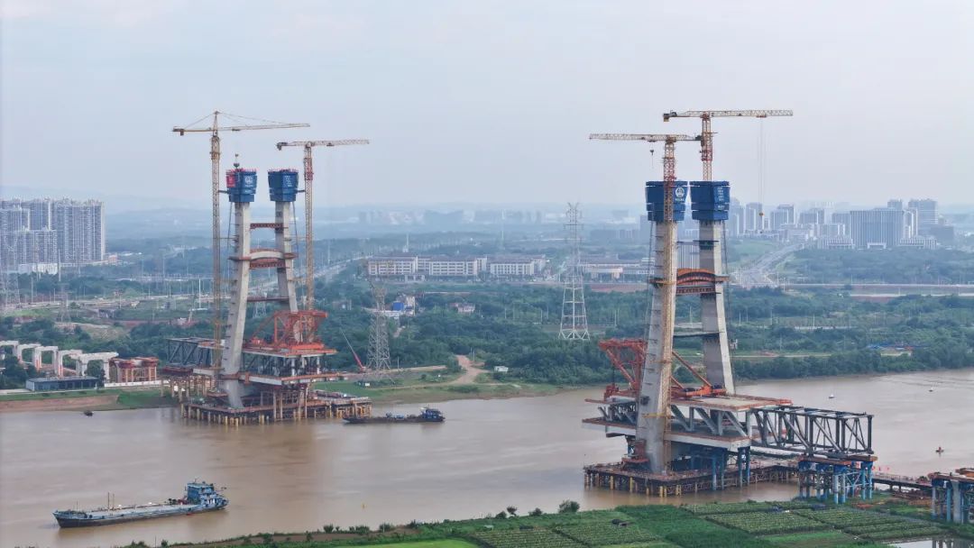 世界首座时速350公里公铁混层合建桥梁主塔封顶!