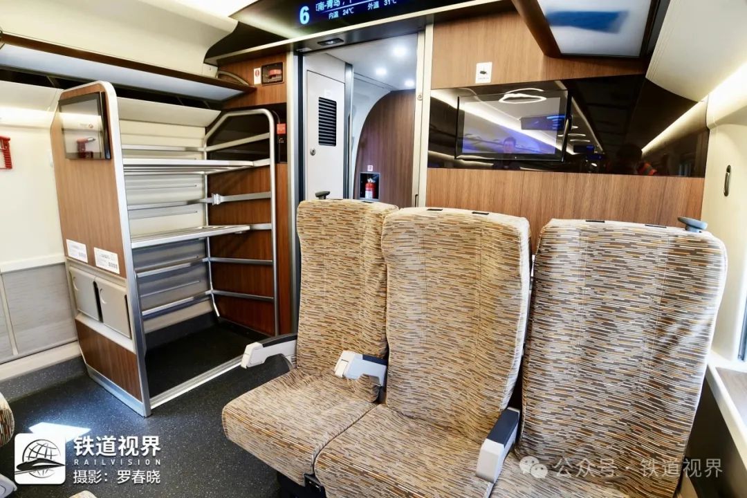 复兴号智能动车组技术提升版列车投入运营_澎湃号