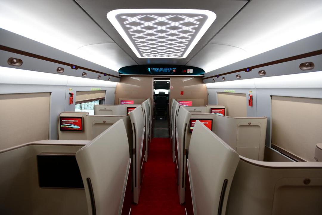 动车组一等座产品,增加列车席位,优化服务功能,将更好地满足旅客