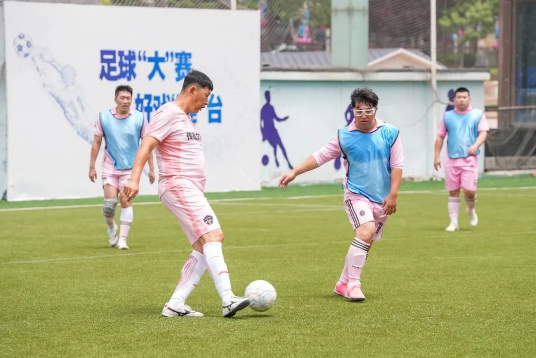 一群人,一起踢,一直到老!