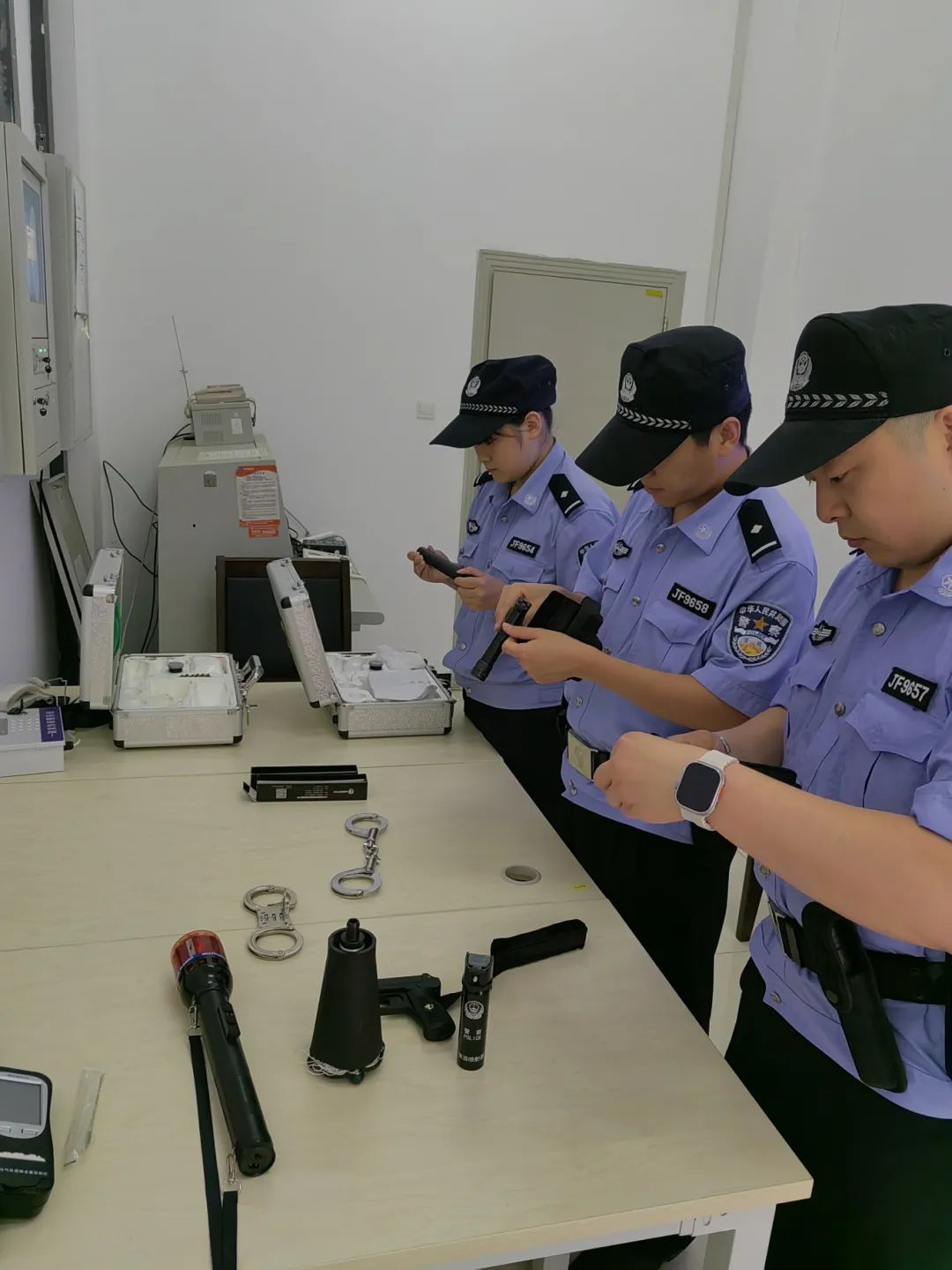 长春铁路运输法院司法警察大队开展警用装备保养更新工作