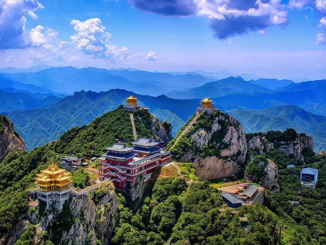 栾川县拥有老君山,鸡冠洞2个国家5a级景区,龙峪湾,重渡沟等8个国家4a