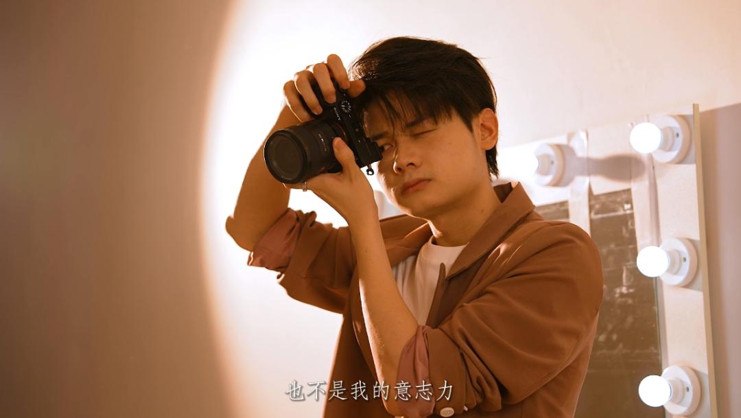 对于周辀来说,站在人生的岔路口上,几乎找不到完美无缺的答案,但"