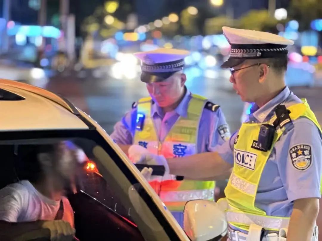 内蒙古交警为旅游季创造出行无忧交通环境 |除隐患防事故_澎湃号·媒体_澎湃新闻-The Paper