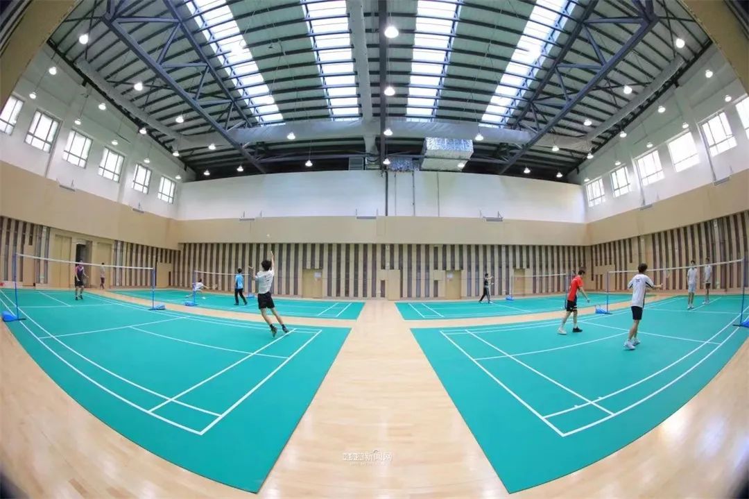 据悉,场地采用高品质专业球场地胶,弹性适中,脚感舒适,有效减少运动