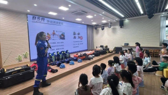 上海藍天救援隊在金橋幼兒園開展暑期安全宣傳活動