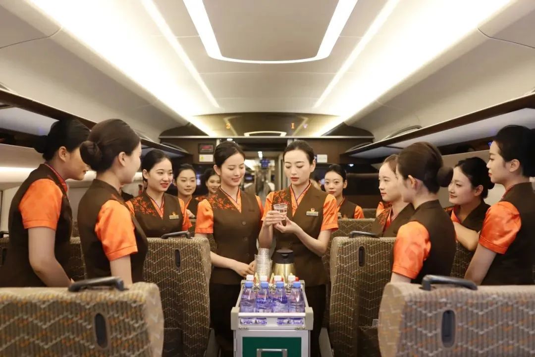 高铁上开行的形象好,气质佳的"00后"乘务员优中选优,精挑细选48名武汉