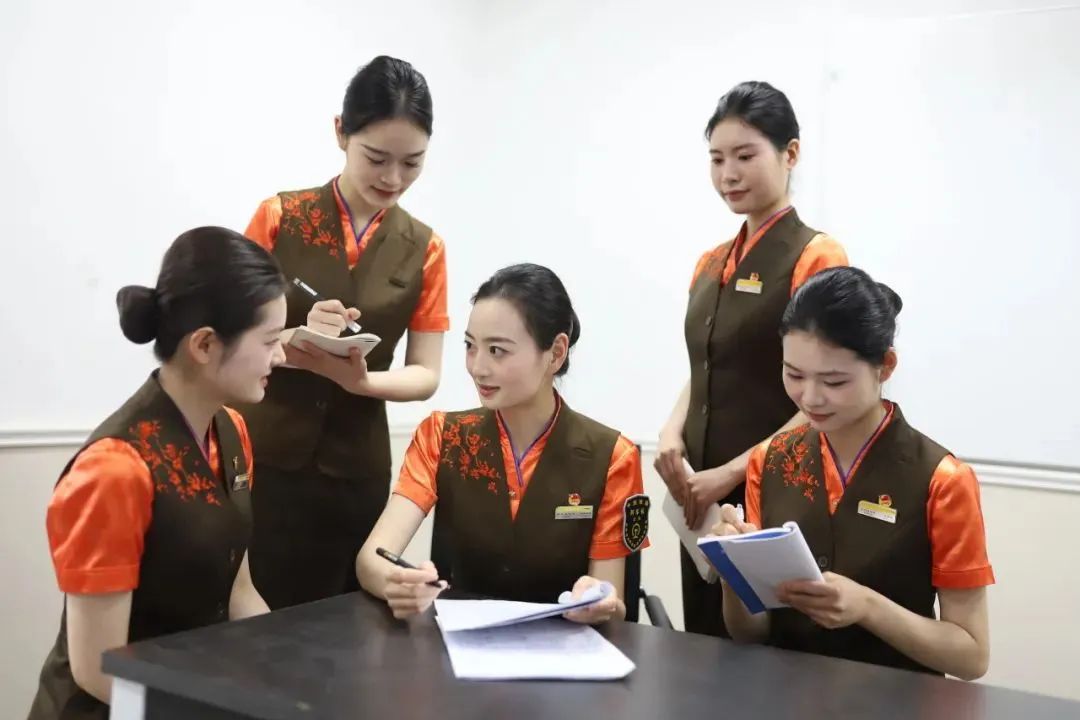 乘务员均通过专项培训四组标杆列车g875,g877,g871,g879服务京广高铁