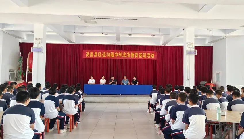 6月26日下午,执行局副局长李卓名准时来到旺佳中学,为该校数百名师生