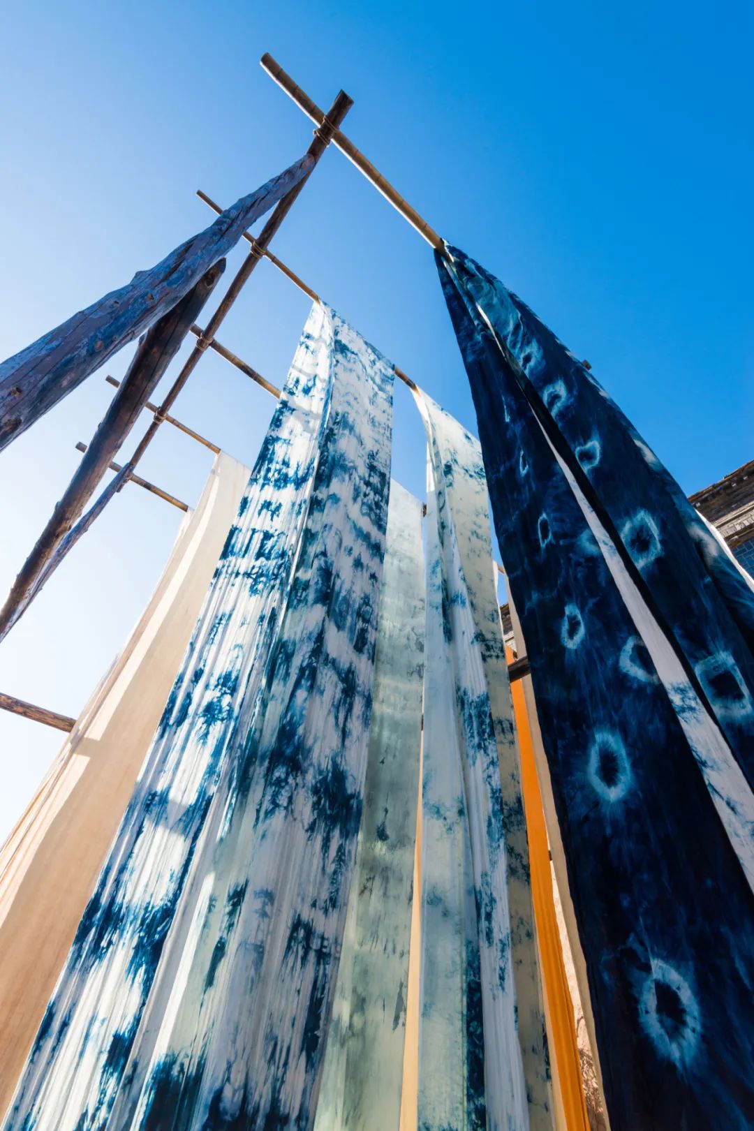 的都是古镇旧事;老染坊中,一条条蓝印花布从晒场的竹架垂下来随风飘飞