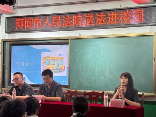 张庆华,九河法庭法官助理徐雅静到河间市第五中学开展普法宣传活动,为