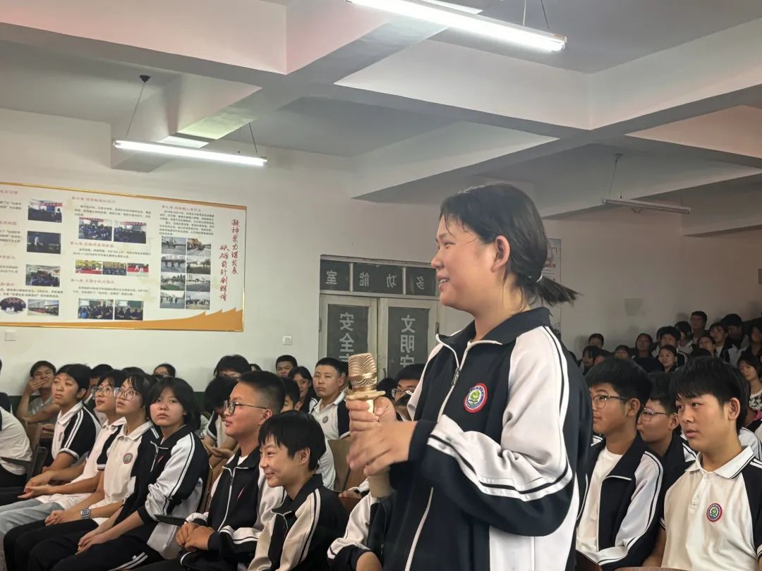 张庆华,九河法庭法官助理徐雅静到河间市第五中学开展普法宣传活动,为