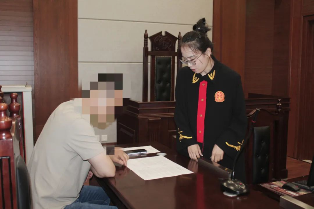 绥芬河市人民法院向离婚当事人发放《关爱未成年人提示卡》