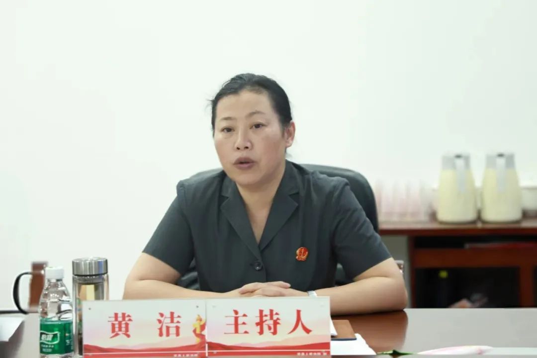 最后,黄洁向青年干警提出:一要加强政治理论学习,坚定思想信念,恪尽