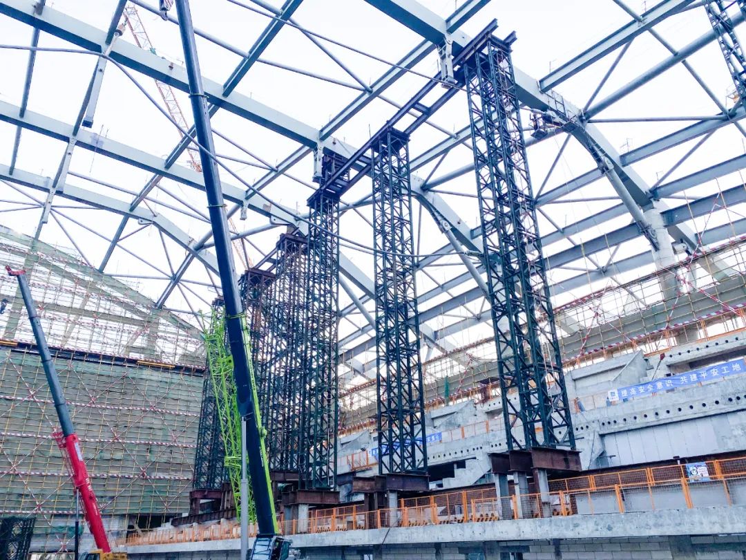 游泳馆总用钢量约1.04万吨钢屋盖平行设置7榀双索张弦梁最大跨度为90米项目