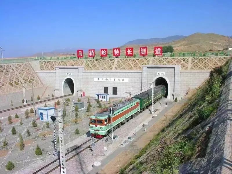 70年,铁路3次穿越这座山脉!