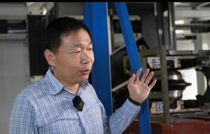 机缘巧合下,他结识了上海大学的袁建军教授.