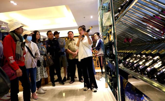 享清凉夏日 游“醉”美酒庄 阿木尔北极冰蓝莓酒庄圈粉外国游客