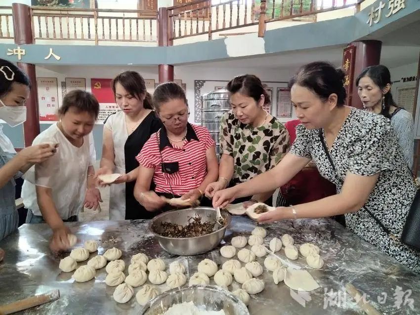 田家镇街道郭冲社区：妇女巧手做包子，暖心慰问防汛人员