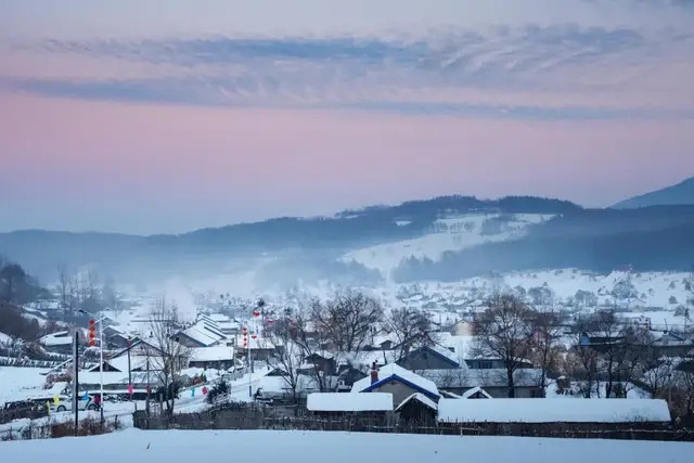 二合雪乡冬晓二合雪乡正门二合雪乡,是国家2a级旅游景区,省4a级乡村