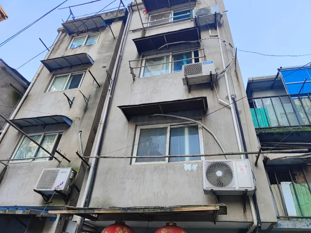 用相机记录下143街坊居民的笑脸,畅想未来崭新的生活