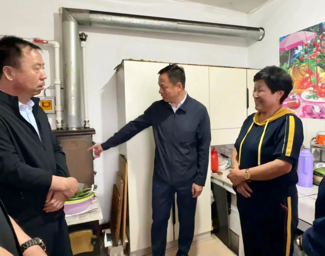 在大同夭乡和张皋镇幸福院,李锴栋随机入户走访,详细了解院落环境